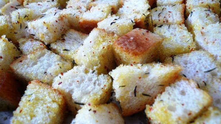 Croutons para saladas são uma das sete vidas que o pão tem