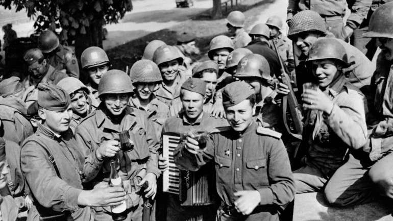 Os soldados soviéticos e americanos a 25 de abril de 1945, pouco antes de um dos suicídios em massa ocorridos na Alemanha