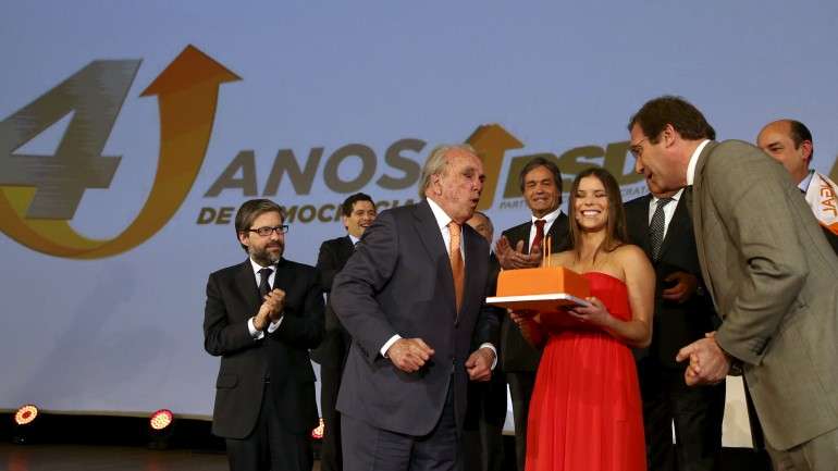 PSD teve direito a soprar velas e a bolo de aniversário
