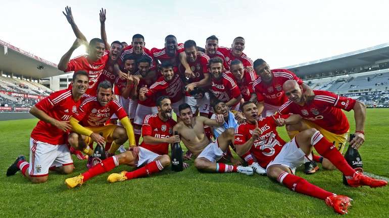 Um empate sem golos bastou para o Benfica festejar o título logo em Guimarães, porque o FC Porto não fez melhor do que um 1-1 no Restelo, contra o Belenenses
