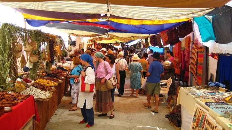 Vai haver um mercado de rua de tipo marroquino, o "souk", espalhado pelas ruas estreitas e íngremes do labiríntico centro histórico de Mértola