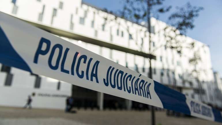 Situação foi denunciada à polícia pelo pai da vítima. Alguns dos abusos terão ocorrido na presença do irmão mais novo.