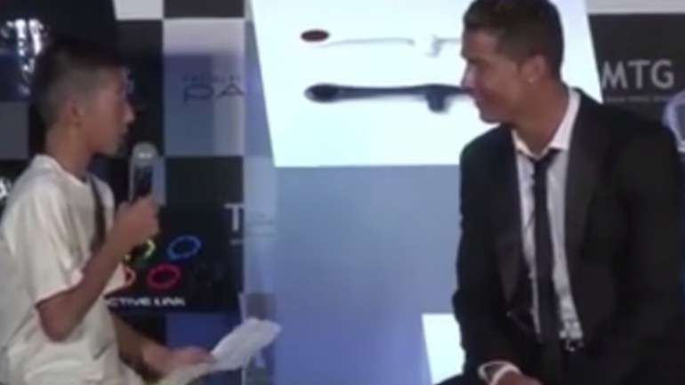 O menino japonês esforçou-se por falar português. Ronaldo apreciou o gesto e perguntou: "Porque se riem?"