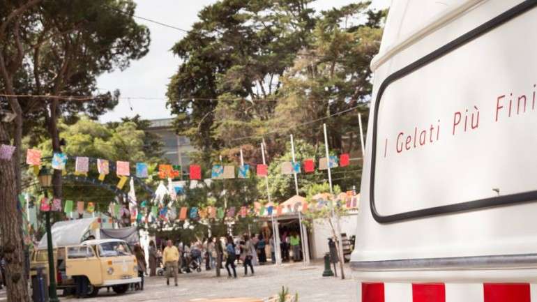 Para além das casinhas brancas de madeira ocupadas pelas marcas, uma carrinha da Santini trata dos gelados.