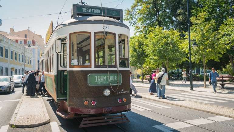 Uma viagem no "Tram Tour" custa seis euros e dura aproximadamente vinte minutos