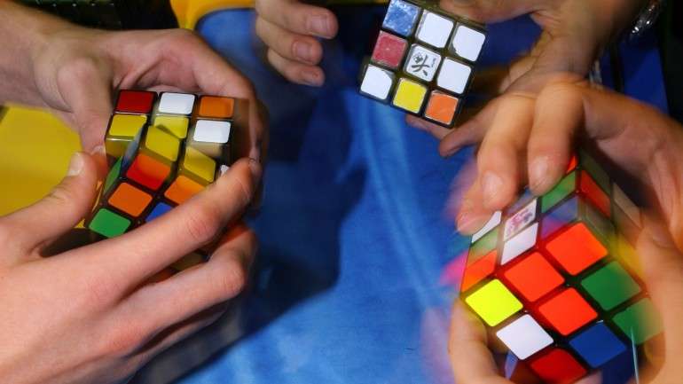 Há quem consiga resolver o Cubo Mágico a uma velocidade estonteante.