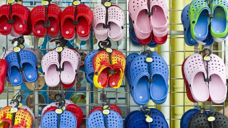 Foram apreendidas várias peças de vestuário e calçado
