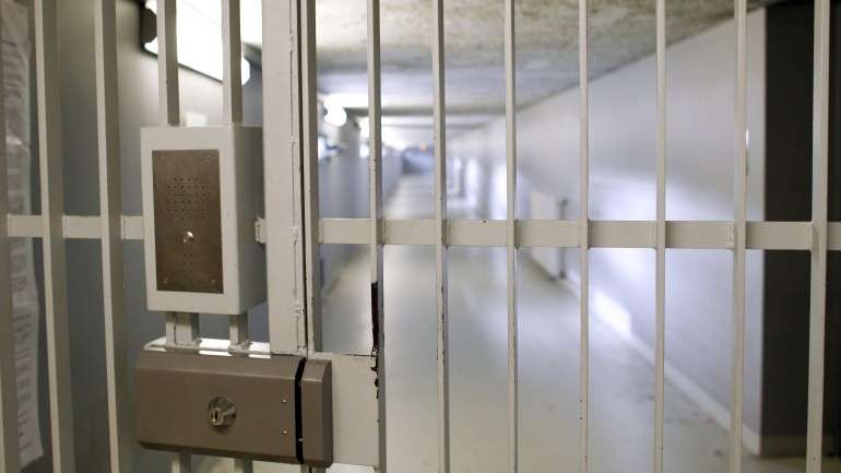Os dois fugitivos, de 35 e 49 anos, estavam presos por homicídio