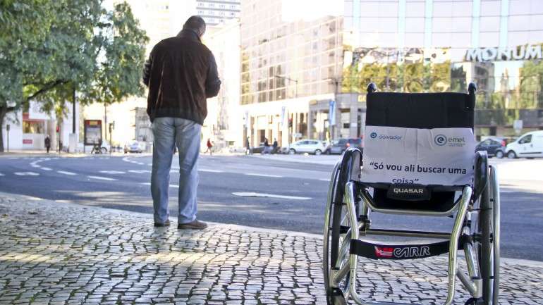 As pessoas em cadeira de rodas batalham há anos por uma melhor acessibilidade nesta zona