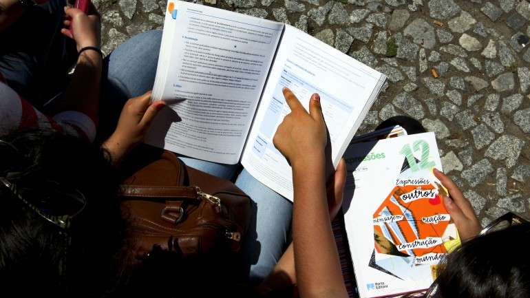 No ano de 2013/2014, as escolas receberam menos 50553 matrículas do que no ano anterior