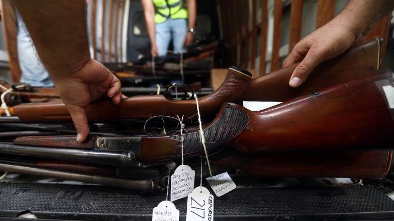 Podem participar no leilão os cidadãos legalmente isentos de licença de uso e porte de arma, titulares de licença para a classe de armas respetiva, armeiros e colecionadores