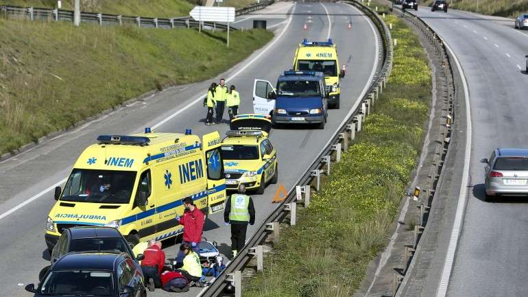 Os técnicos de ambulância de emergência estão desde o início do mês a recusar fazer horas extraordinárias, queixando-se de sobrecarga de trabalho