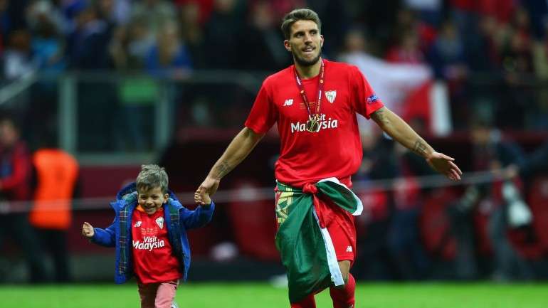 Daniel Carriço é um dos três portugueses que conquistaram a Liga Europa em 2014 e 2015. Mas é o único a ter o recorde de mais jogos feitos (49) na prova. Agora, com 26 anos, Fernando Santos chamou-o pela primeira vez à seleção nacional