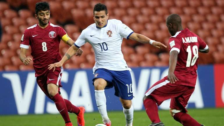 Rony Lopes a disputar a bola com dois adversários
