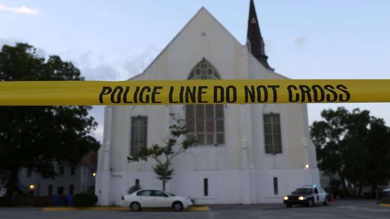 Na noite de dia 17 de junho, Dylann Roof dirigiu-se à igreja Emanuel, em Charleston, e matou nove pessoas a tiro
