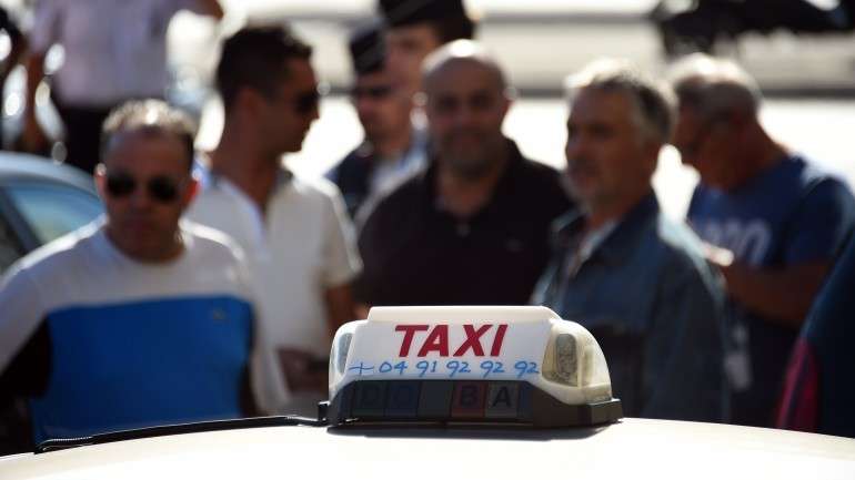 Centenas de taxistas pegaram fogo a pneus e viraram alguns carros