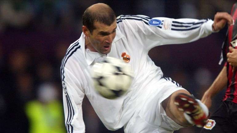 Pontapé de moinho de Zidane frente ao Bayer Leverkusen é considerado um dos melhores golos em finais da Champions