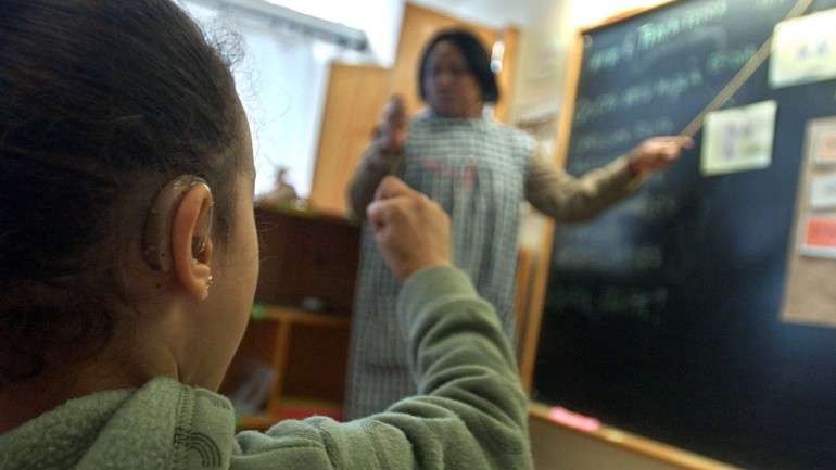 O Instituto da Segurança Social passou a pagar aos pais ao invés de pagar às instituições, o que tem gerado falhas nos pagamentos