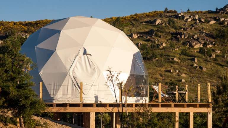 Não é um igloo, não é um óvni nem é uma tenda: é o Glamping, ou campismo com glamour, na Serra da Gardunha.