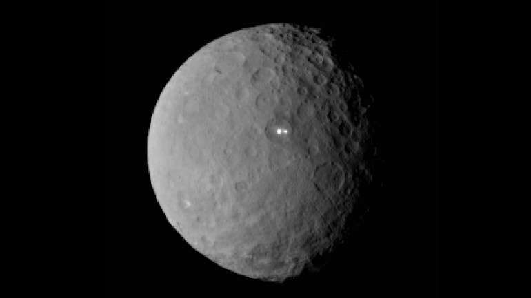 Depois dos pontos luminosos vistos em Ceres, a NASA descobriu uma "pirâmide" no solo do asteróide. Será?