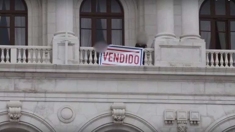 Os seguranças nada fizeram, e a placa foi ostentada na varanda "durante mais de meia hora, até eventualmente alguém ter dado por ela", contou Joana Amaral Dias