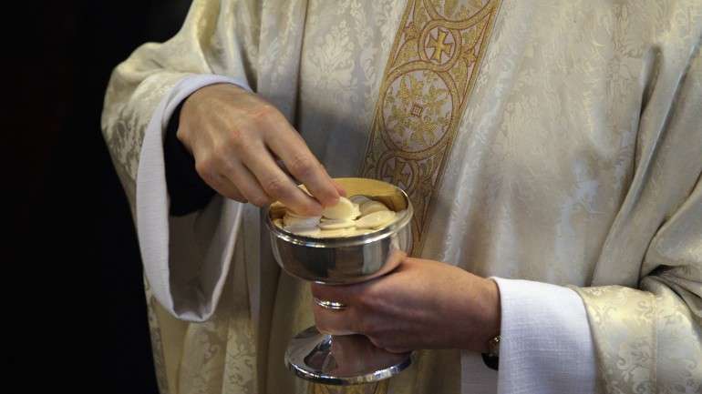 A saída do padre de 45 anos já era conhecida da população local, no entanto a igreja alegava questões de saúde