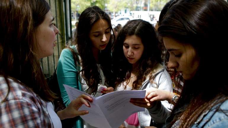 A polémica está em torno da dificuldade que alguns docentes tiveram em fazer a correção daquele exame do 12.º ano