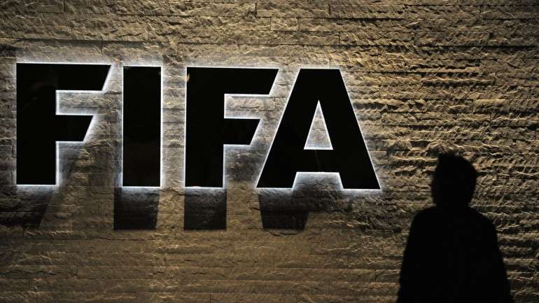 Este detido, cujo nome não foi revelado, é suspeito de envolvimento em negócios ilícitos relacionados com direitos desportivos comerciais