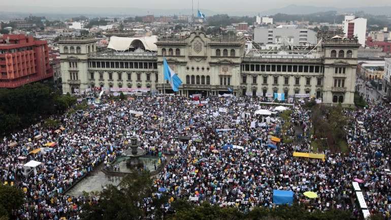 Desde Abril que milhares de guatemaltecos se manifestam contra o sistema do país.
