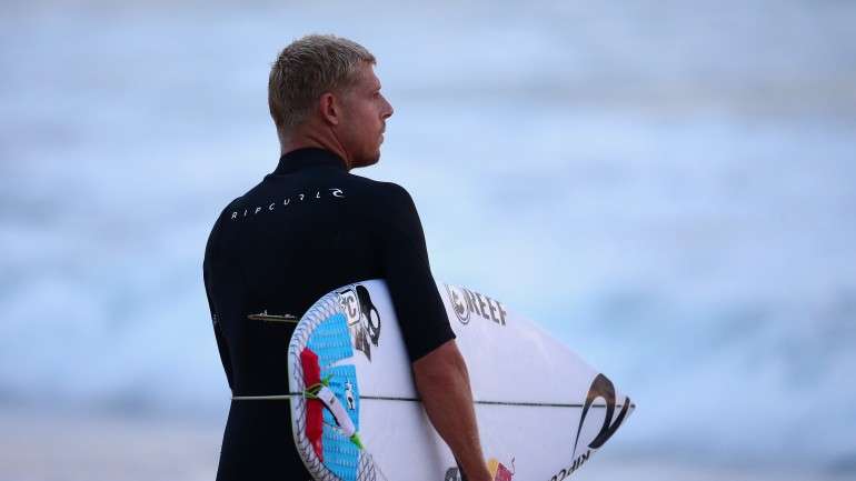 Mick Fanning foi atacado por um tubarão a 19 de julho, na África do Sul. No sábado, a 25, voltou a surfar e um tubarão também lá estava