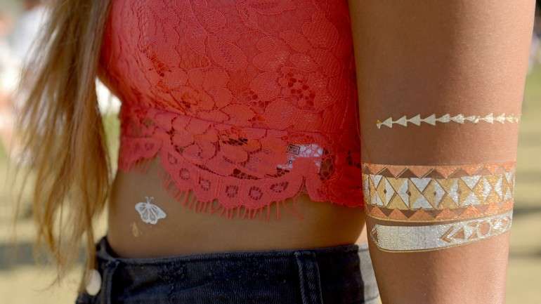Uma das tatuagens coladas que se passearam no festival Coachella deste ano.
