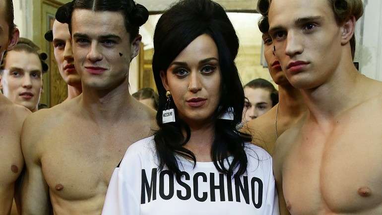 As duas freiras disseram: "Bem, eu encontrei a Katy Perry e os seus vídeos... e se me permite dizer, não fiquei nada satisfeita com o que vi