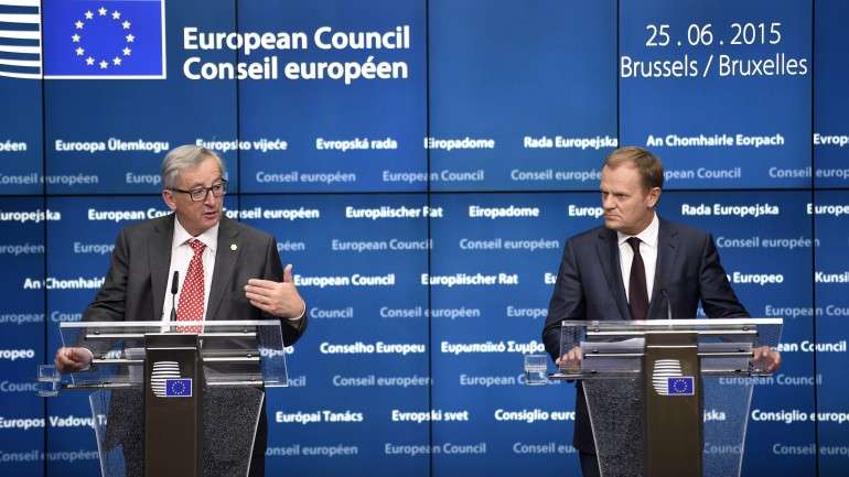 Donald Tusk, à direita, anunciou o "acordo para haver acordo" perto das 8 horas. Reunião durou quase 17h.