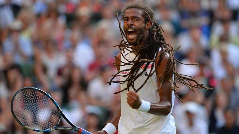 Dustin Brown é o número 100 do ranking, nunca tinha jogado no court central de Wimbledon e passou cinco anos a viajar numa auto-caravana para torneios de ténis. Agora, voltou a ganhar a Rafael Nadal. O espanhol perdeu os dois jogos que já fez na carreira com Dustin Brown