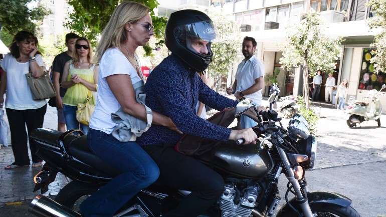 Varoufakis costuma andar de mota. Aqui vai com a mulher