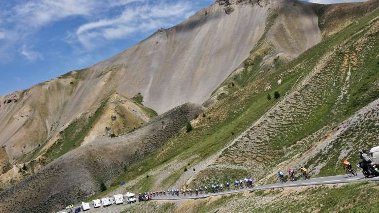 O Tour volta ao Alpes d'Huez. E volta logo na penultima etapa. O Arco do Triunfo é logo "ao virar da esquina", mas nos Alpes ainda há muito por decidir