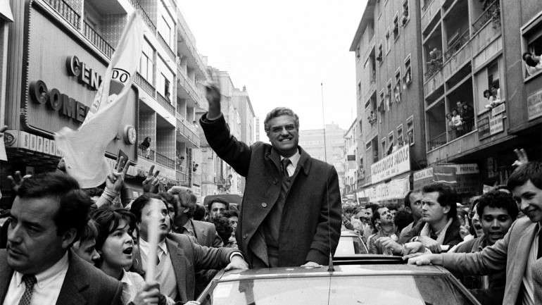 Nas históricas presidenciais de 1986, Diogo Freitas do Amaral e respetiva comitiva cantavam "Prá Frente Portugal!"