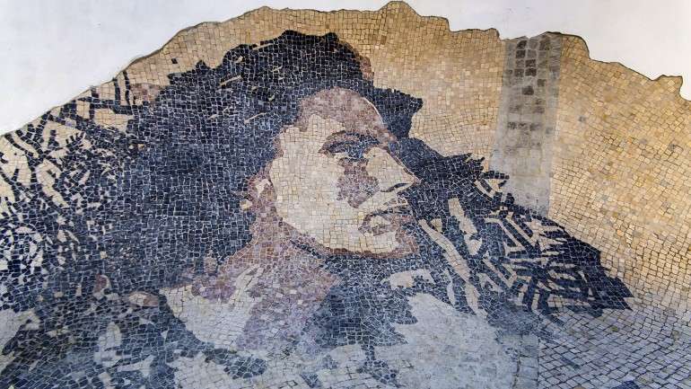 A capa do disco é uma fotografia da obra que Vhils fez recentemente em calçada portuguesa