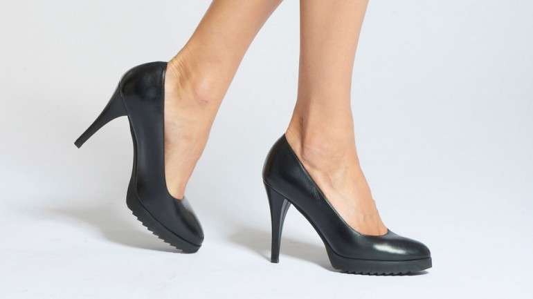 Os sapatos com 10 centímetros de salto apenas estão disponíveis online
