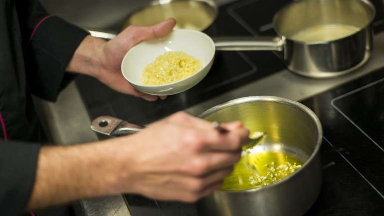 Comissão Europeia e o Parlamento Europeu recomendam a aplicação da taxa reduzida de IVA aos serviços de alimentação e bebidas