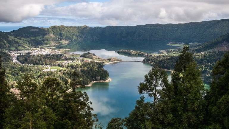 Lagoa das Sete Cidades: "É um par de lagos e um vulcão velho. Quer dizer, o vulcão nem sequer está em erupção!", queixa-se um turista de Toronto, no Canadá