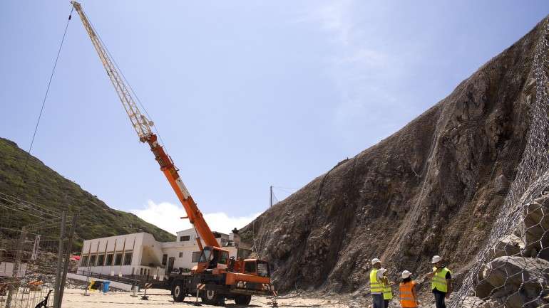 Na Praia da Adraga, em Sintra, há máquinas a colocar redes protetoras nas arribas