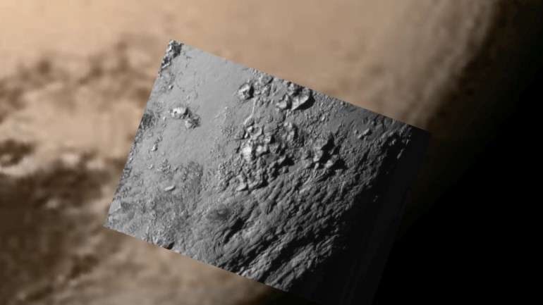 A NASA divulgou esta quarta-feira a primeira secção em alta resolução da fotografia tirada a Plutão