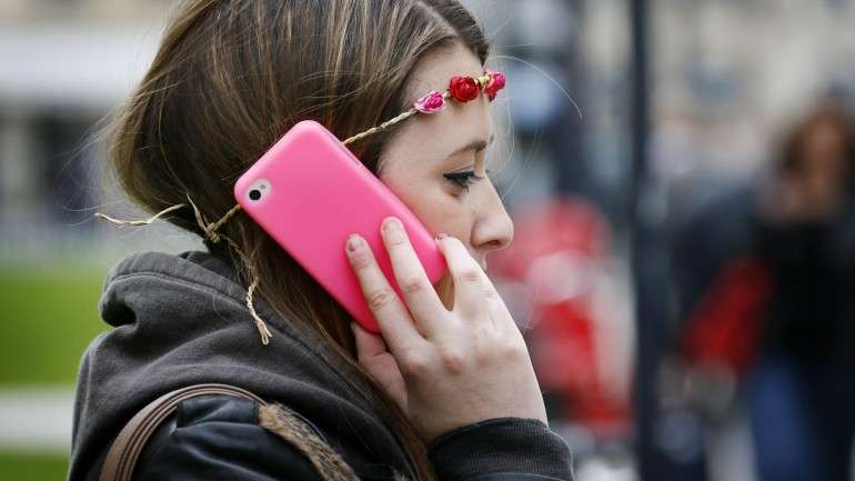 A mulher sofre da "síndrome" desde 2010, com dores de cabeça e formigueiros associados