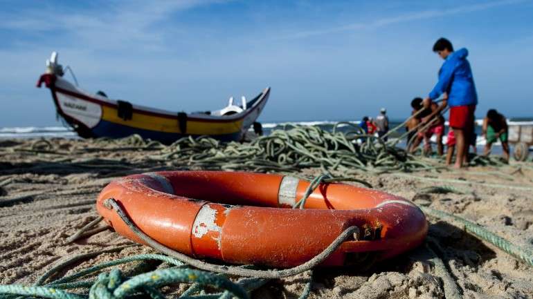 As buscas continuarão para encontrar os restantes quatro pescadores, depois de três terem sido resgatados - um deles sem vida