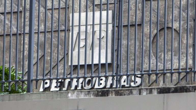 A polícia federal colocou 200 elementos na operação que já prendeu três pessoas, esta manhã, ligadas ao processo.