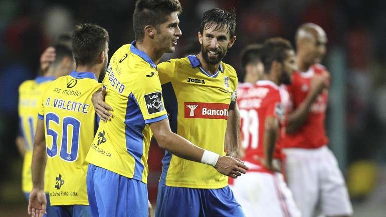 A vitória sobre o Benfica, em Aveiro, isolou o Arouca na liderança da I Liga. Se vencer este sábado o Paços Ferreira, na Mata Real, por lá continuará mais uma semana