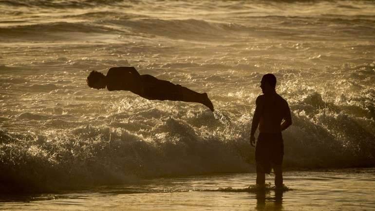 Evite entrar no mar de repente se estiver muito quente