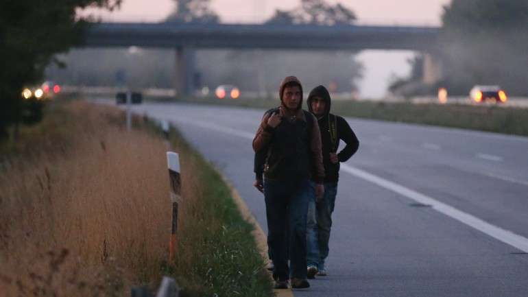Quatro homens - três búlgaros e um afegão -- foram detidos na sexta-feira na Hungria, um dia depois da descoberta do camião.