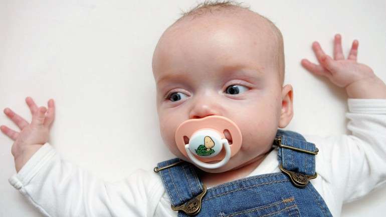 Deve promover-se o uso exclusivo de chucha durante a noite